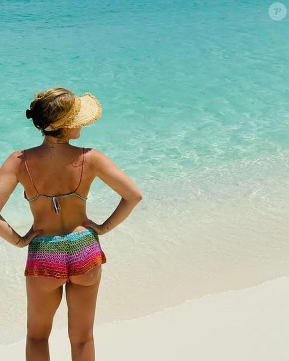 Angélica botou o bumbum pra jogo em uma foto de shortinho fio-dental na praia