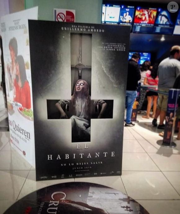 O filme 'O Habitante' acompanha três irmãs que invadem uma casa para roubar e encontram uma jovem amarrada no porão. Segundo a sinopse da trama apresentada na matéria, a decisão de libertar a mulher leva as personagens a descobrir que ela está possuída por uma entidade demoníaca