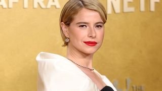 'Rosa e jasmim costuradas como pele de cadáver': esse perfume completamente bizarro tem Jessie Buckley, indicada ao Oscar 2026, como inspiração; entenda!