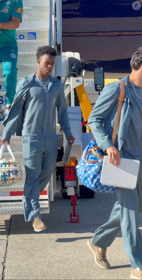 Mala pesada do Vini Jr.? Só se for de luxo! Jogador chamou atenção ao desembarcar com a Seleção Brasileira rumo à Copa do Mundo carregando uma exclusiva bolsa da Chrome Hearts avaliada em mais de R$ 86 mil