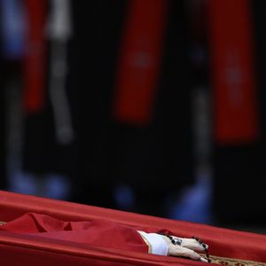 As mãos do Papa Francisco dentro do caixão