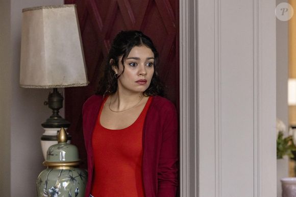 Gerluce (Sophie Charlotte) teme ser flagrada por Arminda (Grazi Massafera) ao entrar na sala onde está a escultura, na novela 'Três Graças', capítulo de segunda-feira, 3 de novembro de 2025