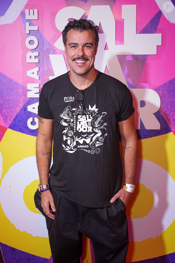 Carnaval de Salvador: Joaquim Lopes participou do Camarote Salvador com um look simples all black