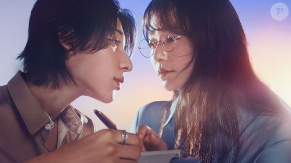 'Aprendendo a Amar': uma professora do ensino médio passa a ensinar um funcionário de um bar com dificuldades de leitura e escrita, mas aprende o que é o amor