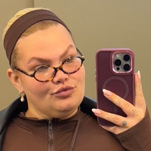 A influenciadora Thais Carla segue dedicada à nova rotina de treinos mesmo enfrentando desafios no processo de recuperação da cirurgia bariátrica, realizada em abril deste ano