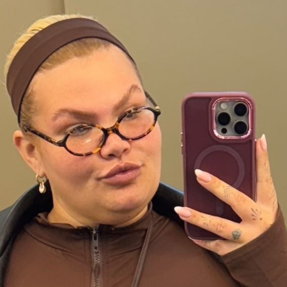 A influenciadora Thais Carla segue dedicada à nova rotina de treinos mesmo enfrentando desafios no processo de recuperação da cirurgia bariátrica, realizada em abril deste ano