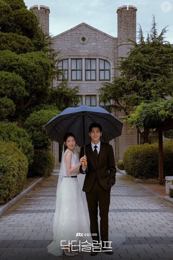 Park Shin-hye usa vestido de noiva com silhueta marcante