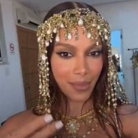 ‘Enganou todo mundo’: Anitta reaparece com rosto mais natural após procedimentos estéticos e confunde fãs; compare o antes e depois