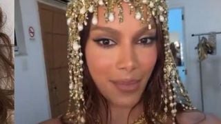 ‘Enganou todo mundo’: Anitta reaparece com rosto mais natural após procedimentos estéticos e confunde fãs; compare o antes e depois