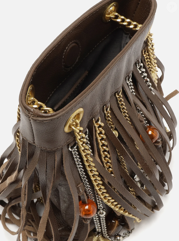 Compacta, elegante e cheia de detalhes em pedras e metais, a tiracolo marrom da Arezzo + TIG é ideal para elevar produções do dia a dia com um toque fashion