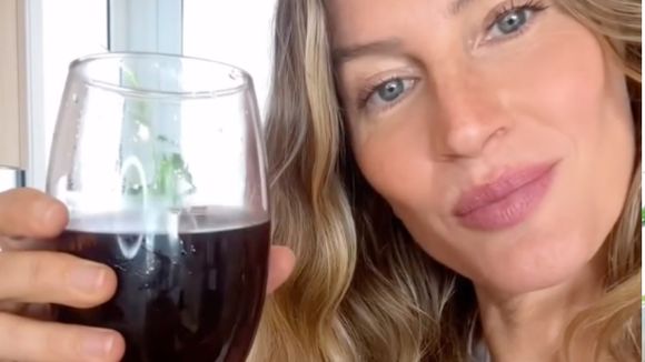 Com mel, limão e hortelã: a receita simples de Gisele Bündchen que regula o intestino e ajuda a desinchar após os 40