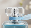 O Summer Breath combina flor de laranjeira, jasmim e bergamota, criando uma fragrância descrita como leve, equilibrada, fresca e sofisticada