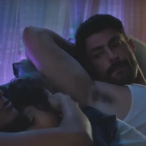 Cena recente de Cauã em 'Terra e Paixão' reativou discussões sobre axilismo, fetiche ligado a cheiro e estética das axilas