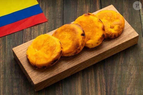 Muito além dos gramados, a Colômbia também inspira através da gastronomia. As famosas arepas, discos de massa de milho consumidos diariamente no país, serviram de referência para uma tonalidade que remete ao calor, à tradição e à riqueza cultural colombiana