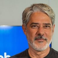 'Não acredito que estou vendo': William Bonner mostra 'pernas malhadas' aos 62 anos em estreia no 'Globo Repórter' e detalhe leva web ao delírio