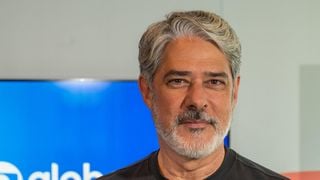 'Não acredito que estou vendo': William Bonner mostra 'pernas malhadas' aos 62 anos em estreia no 'Globo Repórter' e detalhe leva web ao delírio