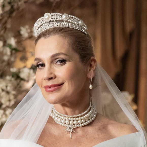 Sandra (Flavia Alessandra) loira fará uma boa ação, mas, ao mesmo tempo, sofrerá as consequências do seu ato heroico.
