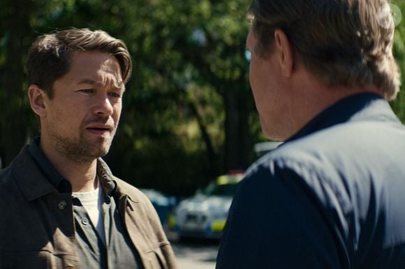 ‘Sacrifício de Sangue’ é uma minissérie sueca da Netflix com cinco episódios, protagonizada por Jakob Oftebro e Peter Andersson