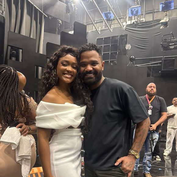 Erika Januza e Arlindinho estariam enfrentando uma crise após supostas imagens do cantor em uma casa de swing no Rio de Janeiro