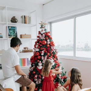 O apartamento de Nathalia Dill revela uma preferência clara pelo estilo minimalista. Uma estante que vai até o teto, livros organizados, peças decorativas discretas e uma paleta de cores neutras ajudam a criar um ambiente sofisticado sem abrir mão do conforto