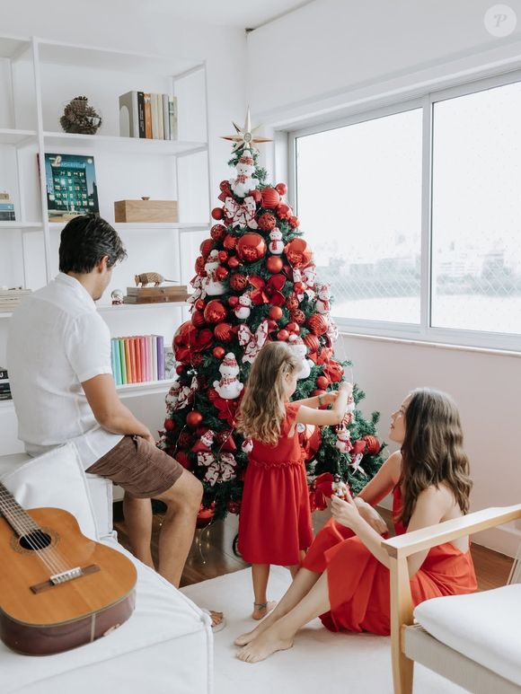 O apartamento de Nathalia Dill revela uma preferência clara pelo estilo minimalista. Uma estante que vai até o teto, livros organizados, peças decorativas discretas e uma paleta de cores neutras ajudam a criar um ambiente sofisticado sem abrir mão do conforto