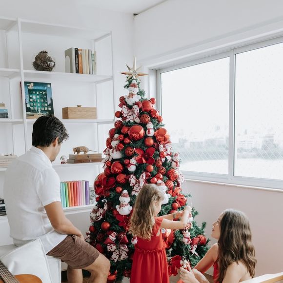 O apartamento de Nathalia Dill revela uma preferência clara pelo estilo minimalista. Uma estante que vai até o teto, livros organizados, peças decorativas discretas e uma paleta de cores neutras ajudam a criar um ambiente sofisticado sem abrir mão do conforto