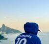 Zé Felipe posou com um moletom com o número 10 estampado nas costas - o mesmo número da camisa de Vini Jr. na Seleção Brasileira