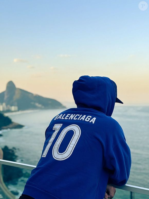 Zé Felipe posou com um moletom com o número 10 estampado nas costas - o mesmo número da camisa de Vini Jr. na Seleção Brasileira