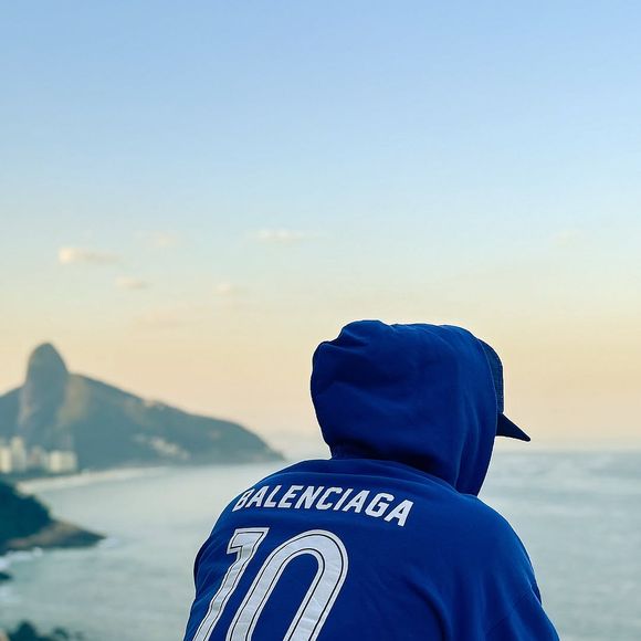 Zé Felipe posou com um moletom com o número 10 estampado nas costas - o mesmo número da camisa de Vini Jr. na Seleção Brasileira