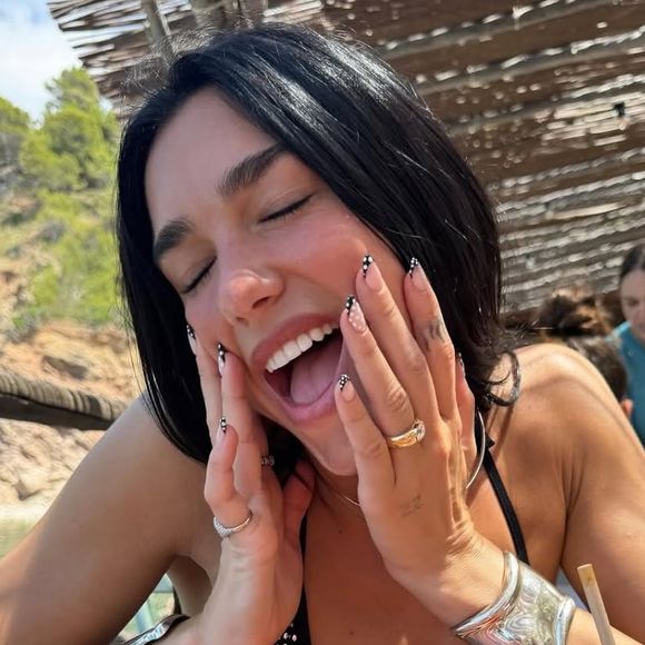 A atual joia favorita de Dua Lipa já apareceu na novela 'Vale Tudo': custa R$ 35.600 e não foi nem Maria de Fátima e nem Odete Roitman que usaram