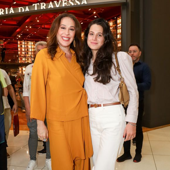 Claudia Raia afirma que entregou o brinquedo erótico à filha para incentivá-la a conhecer o corpo desde a juventude