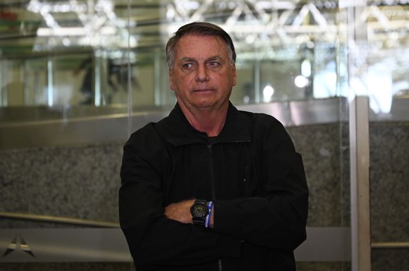 Jair Bolsonaro estava proibido de usar as redes sociais até indiretamente, mas apareceu em transmissão ao vivo nos perfis dos filhos no último domingo (03)
