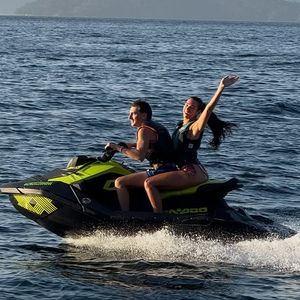 Dua Lipa andou de jetsky na mansão de Angélica e Luciano Huck