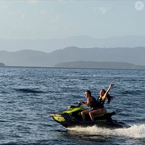 Dua Lipa andou de jetsky na mansão de Angélica e Luciano Huck