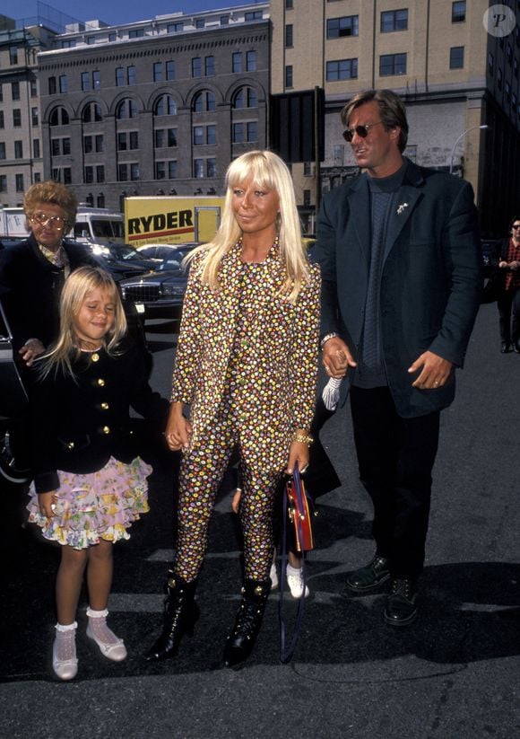1993: loiríssima, Donatella Versace foi fotografada ao lado de sua família