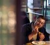 Quando comemos depressa, acabamos ingerindo uma quantidade maior porque o cérebro não percebe a tempo que você está comendo e o hormônio da saciedade chega tarde