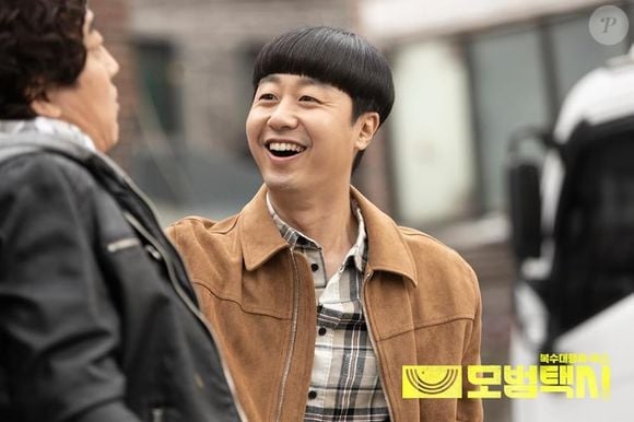 Bae Yoo-ram marcou sua estreia nos doramas em 'Misaeng: Incomplete Life', lançado em 2014. Na foto, o ator aparece em 'Taxi Driver', de 2021