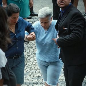 Cláudia Rodrigues é amparada pela mulher, Adriane Bonato, chega ao velório de Ney Latorraca em 27 de dezembro de 2024