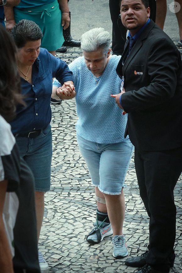 Cláudia Rodrigues é amparada pela mulher, Adriane Bonato, chega ao velório de Ney Latorraca em 27 de dezembro de 2024