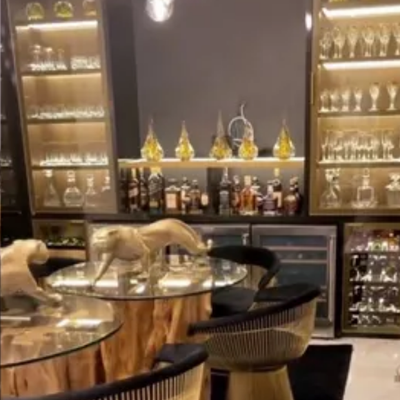 Triplex de Zezé Di Camargo e Graciele Lacerda tem adega dourada