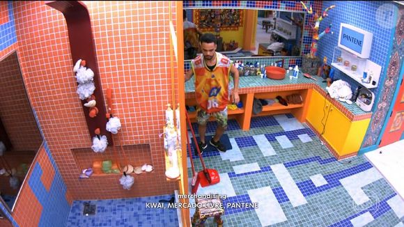 TV Globo exibiu o momento em que os gêmeos foram ao banheiro, logo depois de Tadeu Schmidt pedir para que ninguém saisse da sala no 'BBB 25'