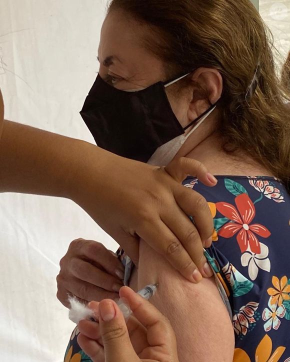 Debora Bloch mostrou a mãe, Rebeca, em sua rede social, tomando a vacina contra a Covid-19