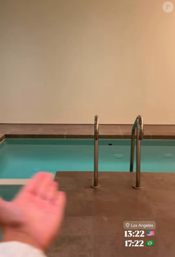 Piscina interna fica perto da academia da mansão em que Anitta está hospedada