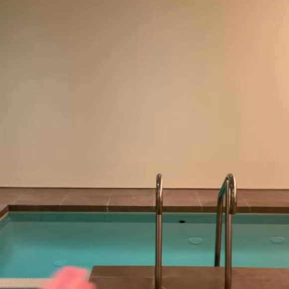 Piscina interna fica perto da academia da mansão em que Anitta está hospedada