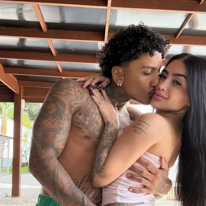 MC Mirella deu uma resposta ácida a uma internauta para sair em defesa do marido, Dynho Alves