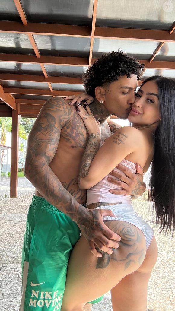 MC Mirella deu uma resposta ácida a uma internauta para sair em defesa do marido, Dynho Alves