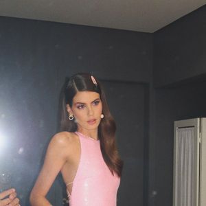 Fashionista, Camila Queiroz não resume sua beleza à aparência, mas também aos looks
