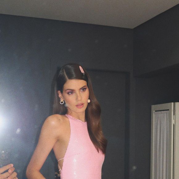 Fashionista, Camila Queiroz não resume sua beleza à aparência, mas também aos looks