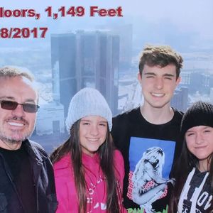 Filhos de Gugu aparecem com Rose Miriam e o pai em fotos raras publicadas pela médica