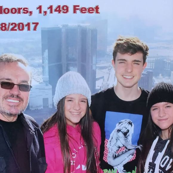 Filhos de Gugu aparecem com Rose Miriam e o pai em fotos raras publicadas pela médica